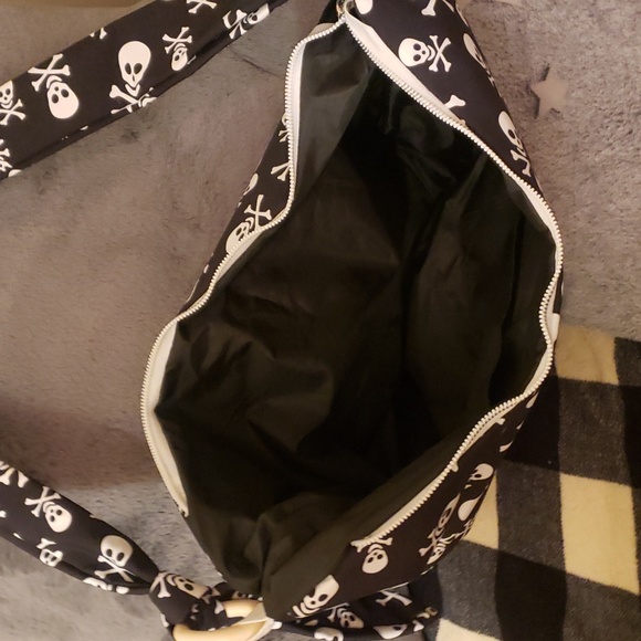 NWOT Skull And Crossbones Multi-Way Hobo Bag - Picture 11 of 12